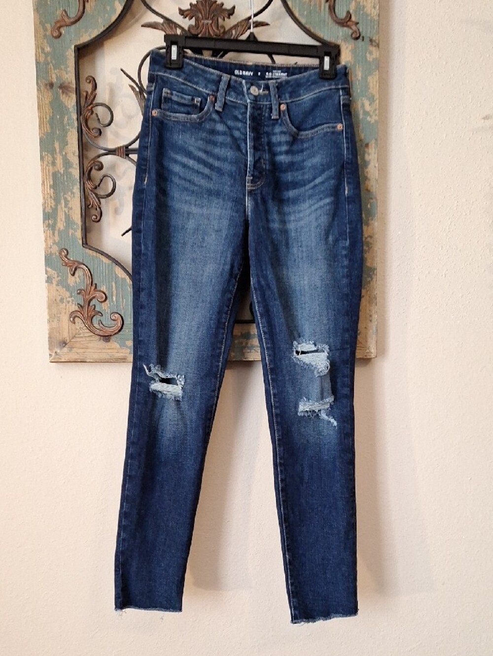 🔥🔥CLEARANCE🔥🔥 Old Navy Women's Distressed Dark Blue Skinny Jeans. Size 2